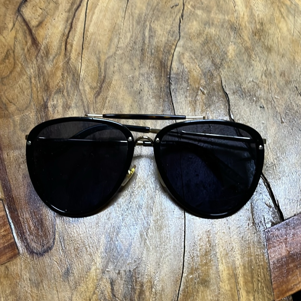 Gucci sunglasses black and gold. Vintage. Worn. Smears and misaligned.